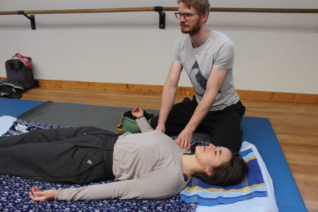 Cyril Coulhon donnant une séance de shiatsu