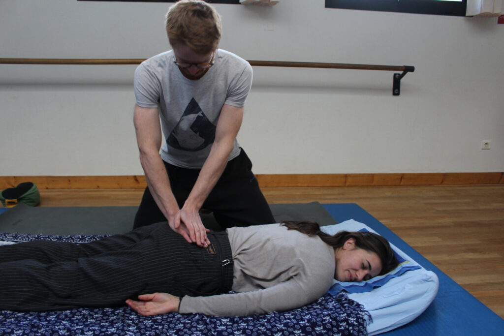 Cyril faisant un shiatsu