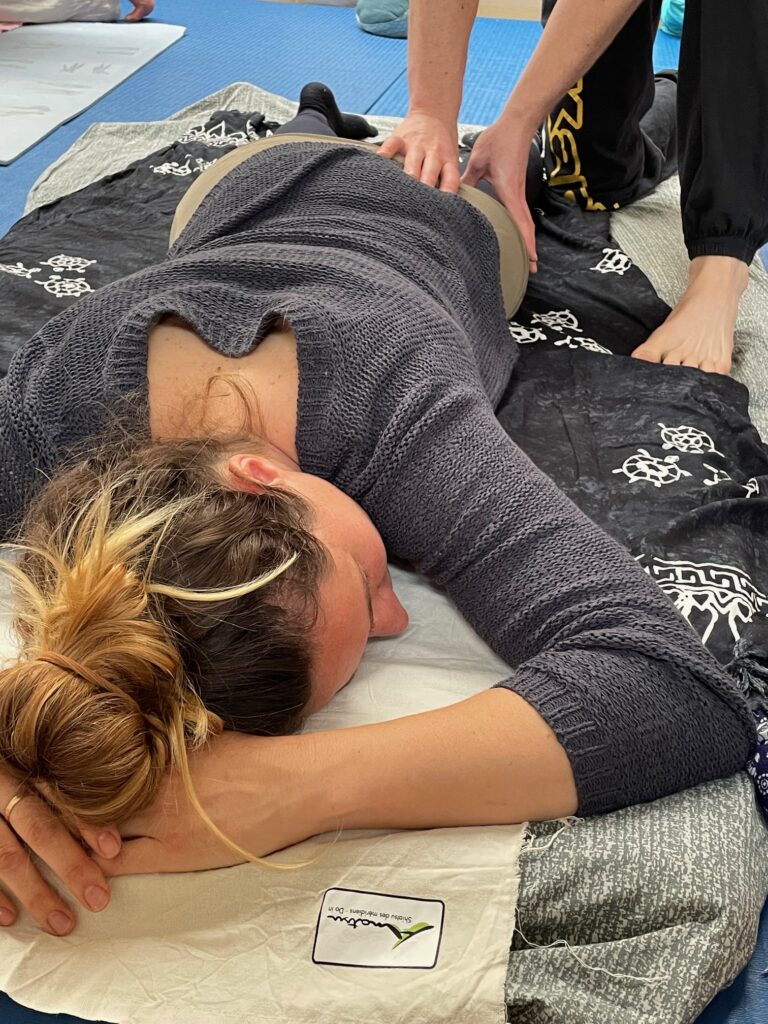 Cyril donnant un shiatsu à une de ses amies